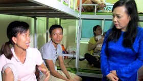 Chia sẻ khó khăn với gia đình bệnh nhi sau vụ cháy gần Bệnh viện Nhi Trung ương
