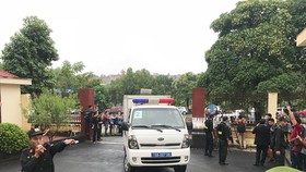 Đúng 7h30, xe đặc chủng dẫn giải 7 bị cáo đang bị tạm giam tới tòa, trong đó có ông Phan Văn Vĩnh và Nguyễn Thanh Hóa