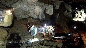 Thi thể phu vàng cuối cùng được đưa ra khỏi hang Cột Cờ