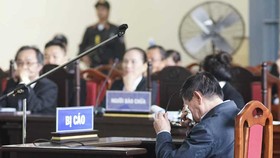 Ông Phan Văn Vĩnh bật khóc khi thân phận là bị cáo
