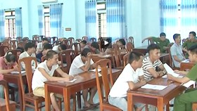 Các đối tượng đánh bạc bằng hình thức cá độ bóng đá