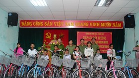 Tặng xe đạp cho trẻ em vượt khó học giỏi tại huyện A Lưới