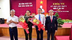 Ông Phan Thiên Định (thứ 2 từ phải sang trái) được bầu làm Phó Chủ tịch UBND tỉnh Thừa Thiên - Huế