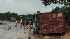 Công an đo đạc điều tra nguyên nhân vụ tai nạn.