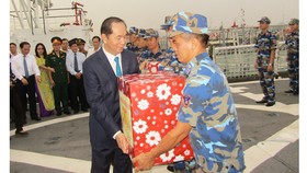 Chủ tịch nước thăm, chúc Tết cán bộ chiến sĩ Vùng Cảnh sát biển 3