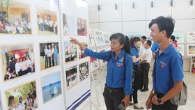 Đông đảo đoàn viên, thanh niên và người dân tới xem triển lãm “Biển đảo và người chiến sỹ Hải Quân” tổ chức sáng 20-6