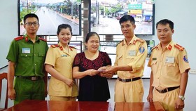 Tổ công tác CSGT trao trả lại số tiền đánh rơi cho chị Hoàng Thị Bích Thủy 