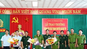 Trao thưởng cho các lực lượng tham gia phá án. (Ảnh Công an Hà Tĩnh cung cấp)
