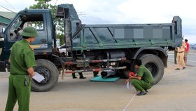 Lực lượng chức năng tiến hành thực nghiệm lại hiện trường vụ tai nạn. (Nguồn ảnh Văn Dũng)