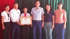 Trao tặng giấy khen cho em Trần Thị Tùng Lâm