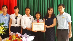 Lãnh đạo Sở Giáo dục và Đào tạo tỉnh Hà Tĩnh trao tặng giấy khen cho em Trần Thị Tùng Lâm