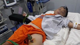 Mũi thanh sắt đâm vào đùi cháu Lê Văn Sáng