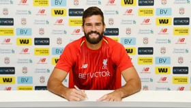 Alisson chính thức gia nhập Liverpoo. Ảnh: liverpoolfc.com