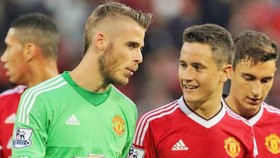 Ander Herrera (phải) tin David de Gea sẽ cùng anh ở lại Man.United. Ảnh: Getty Images
