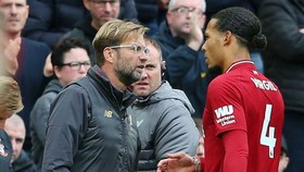 HLV Jurgen Klopp đã khá lo lắng khi phải rút Virgil van Dijk khỏi sân. Ảnh: Getty Images
