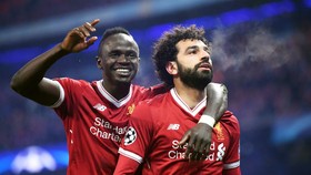 Sẽ là tai họa nếu Mohamed Salah (phải) và Sadio Mane cùng lúc vắng mặt. Ảnh: Getty Images
