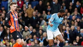 Cận cảnh nỗ lực sút bóng lỗi của Raheem Sterling. Ảnh: Reuters