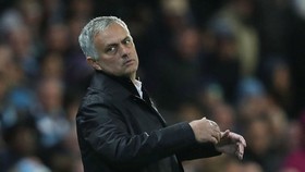 Biểu hiện bất lực của HLV Jose Mourinho ở trận derby Manchester. Ảnh: Getty Images