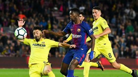 Ousmane Dembele (Barcelona) xông xáo giữa hàng phòng ngự Villarreal. Ảnh: Getty Images