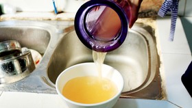 Nước giếng nhiễm phèn, có màu vàng đục Ảnh: ANH TUẤN