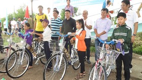 Tặng xe đạp cho học sinh xã Tân Hưng Tây