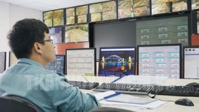 Đội ngũ kỹ sư vận hành hệ thống tại Trung tâm điều khiển giao thông hầm sông Sài Gòn. Ảnh: THANHUY.VN