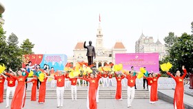Biểu diễn văn nghệ trong lễ phát động phong trào thi đua năm 2018 của TPHCM Ảnh: VIỆT DŨNG