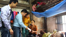 Đại diện Báo SGGP trao số tiền 9,6 triệu đồng của bạn đọc cho bà Trần Thị Hồng ở thôn Lam Long, xã Xuân Hải, huyện Nghi Xuân, tỉnh Hà Tĩnh