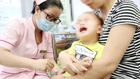 Bộ Y tế khuyến cáo trẻ nhỏ cần được tiêm đầy đủ các loại vaccine trong Chương trình tiêm chủng mở rộng để phòng ngừa dịch bệnh nguy hiểm Ảnh: HOÀNG HÙNG