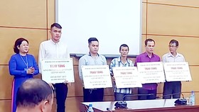 Đại diện Sở GD-ĐT TPHCM trao tặng bằng khen và số tiền vận động ủng hộ đến các hiệp sĩ