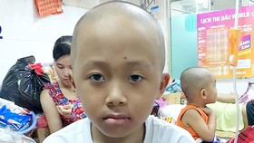 Nhà nghèo, con trai bị bệnh ung thư máu