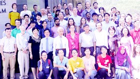 Các đại biểu, nhà khoa học giới trẻ đam mê khoa học ở Việt Nam chụp ảnh lưu niệm tại hội thảo