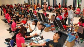 Các tình nguyện viên tham gia hiến máu trong Ngày hội Giọt hồng tri ân. Ảnh: TTXVN