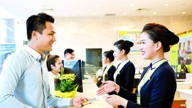 Nhiều ngân hàng tăng lãi suất để thu hút khách hàng gửi tiền Ảnh: HUY ANH
