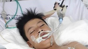 Cậu bé nghèo bị viêm tủy cắt ngang