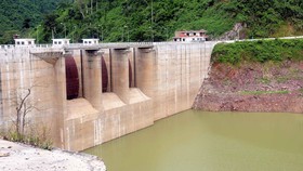 Các thủy điện thượng nguồn Quảng Nam giữ nước vào mùa khô khiến nước sông Cầu Đỏ nhiễm mặn