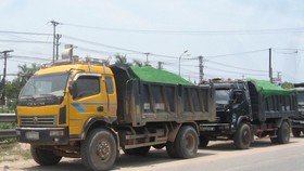 Xe quá tải tung hoành ở Bình Dương
