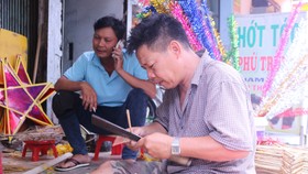 Một gia đình chuyên làm lồng đèn ngôi sao tại Phú Bình (quận 11, TPHCM) Ảnh: LÊ VĨNH