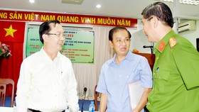 Chủ tịch UBND quận 1 Trần Thế Thuận và đại diện Công an quận 1 tri ân những đóng góp của ông Trần Văn Thanh (giữa) cho cuộc sống bình yên của người dân phường Phạm Ngũ Lão