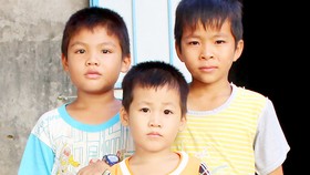 Nỗi đau gia đình có 3 con mắc bệnh lạ
