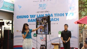 Chị Trần Thị Kim Thoa giới thiệu về “Tủ sách giải trí và giáo dục” tại chương trình “Book Tank” do Đường sách TPHCM tổ chức