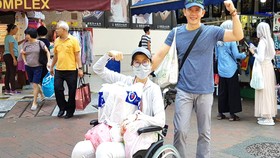 Đạo diễn Đỗ Đức Thành và con gái trong “Hành trình tìm sự sống” ở Singapore