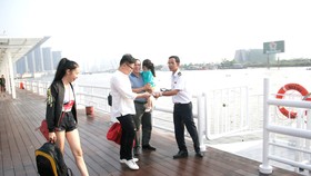 Hành khách lên chuyến tàu cao tốc du lịch tại bến Bạch Đằng