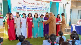 Thượng tọa Thích Đồng Tấn tặng quà thầy cô giáo trong lễ bàn giao phòng làm việc cho Trường Tiểu học Kim Đồng