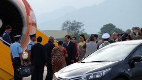 Ông Huỳnh Đức Thơ, Chủ tịch UBND TP Đà Nẵng đón Tổng thống Ấn Độ Ram Nath Kovind cùng Phu nhân tại sân bay Quốc tế Đà Nẵng, bắt đầu chuyến thăm cấp Nhà nước đến Việt Nam