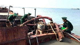 Bộ đội Biên phòng TPHCM tạm giữ một sà lan hút cát trái phép
