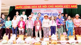 Trao quà tặng các hộ nghèo tại xã Ia Phí