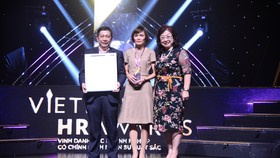 Phó Tổng Giám đốc Nguyễn Hoàng Dũng đại diện VietinBank nhận giải thưởng Vietnam HR Awards 2018
