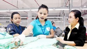 Chủ tịch Công đoàn Quản Trần Thiên Nga (bìa trái) và Bí thư Chi bộ Lê Thị Yên Nhi (bìa phải) thuộc Công ty TNHH MTV L&T (quận 12) luôn đồng hành, động viên công nhân trong đơn vị. Ảnh: QUANG HUY
