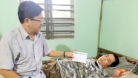Đại diện Báo SGGP trao tận tay 60 triệu đồng bạn đọc đóng góp giúp anh Nguyễn Vũ